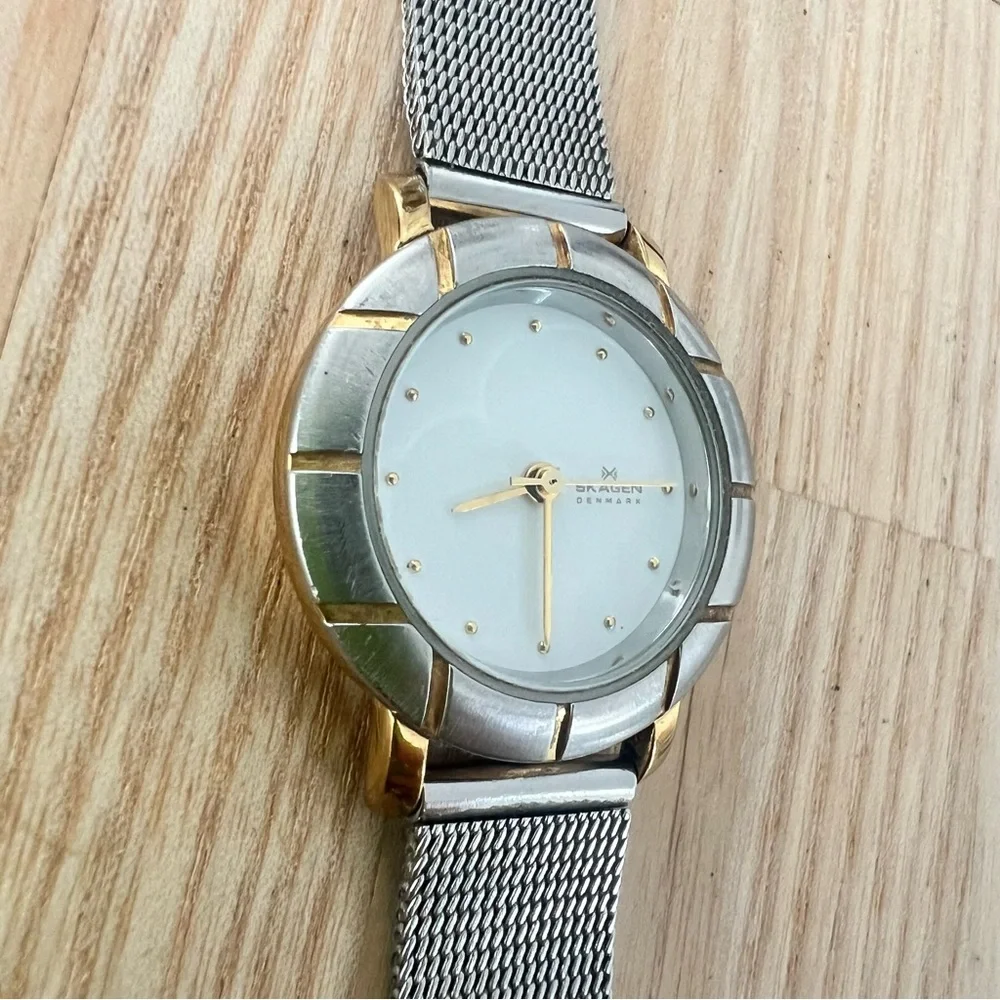 Skagen Denmark ladies round silver tone contemporary dress watch NEW BATTERY